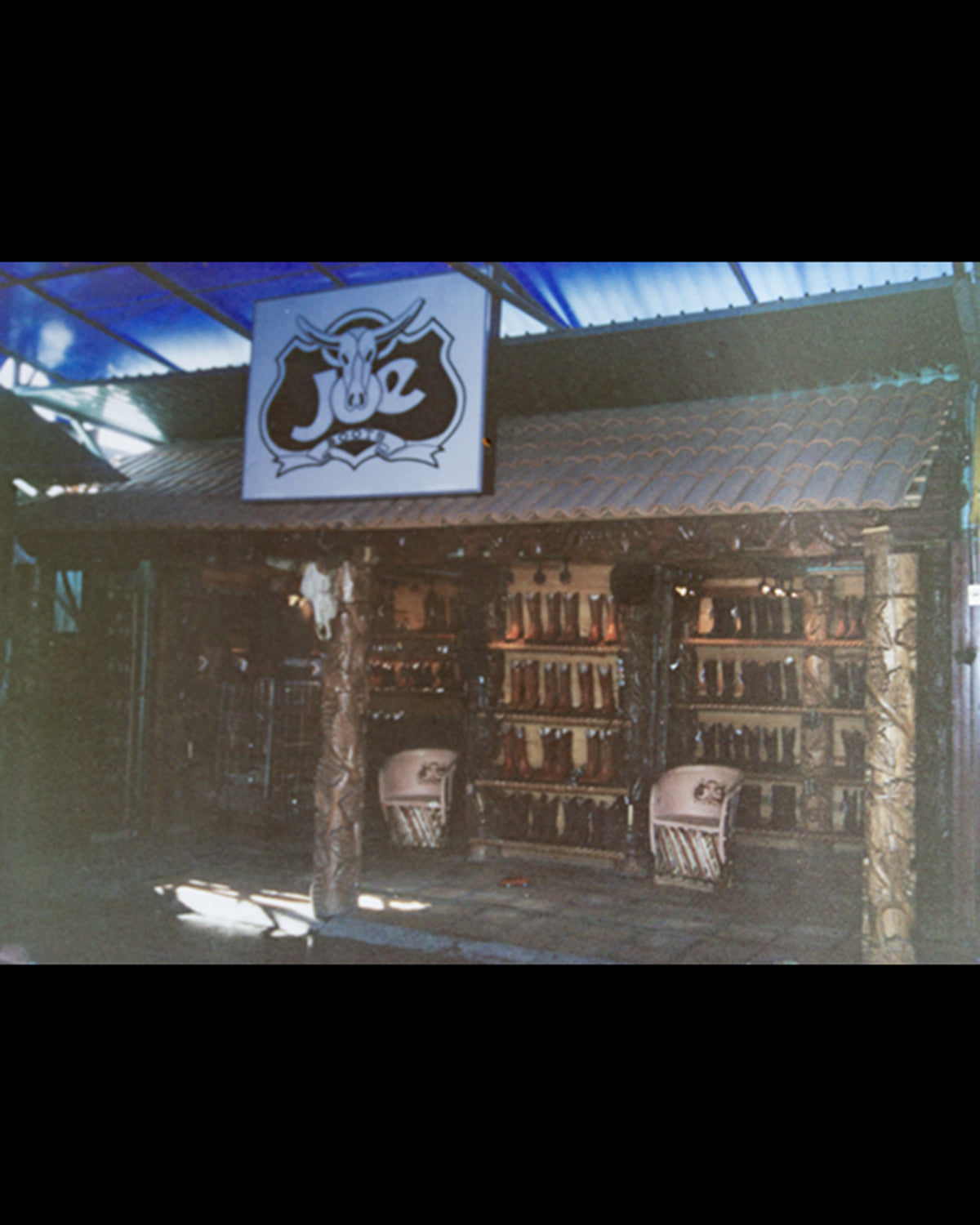 TIENDA TALLADA EN MADERA
