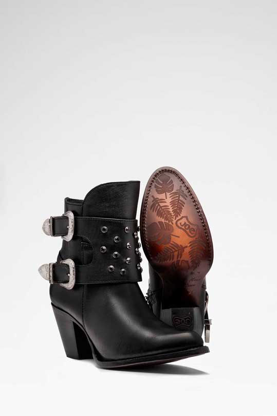 Bota de piel modelo Daniela Pelibuey color Negro